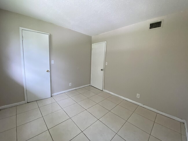 Building Photo - 1200 SW 50th Ave