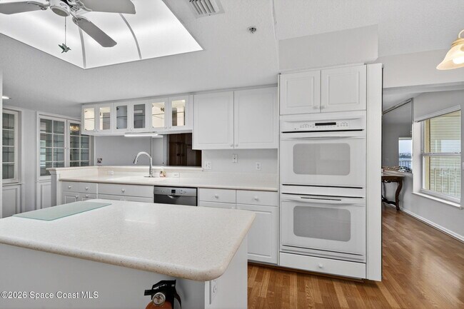 Building Photo - 102 Riverside Dr