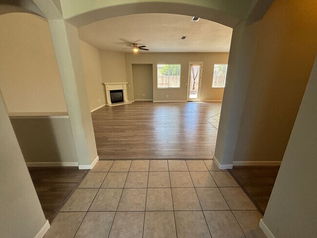 Building Photo - Beautiful Home with Great Layout in Newton Ranch