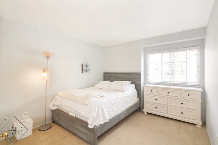 South Bedroom - 1987 Willow Ridge Dr