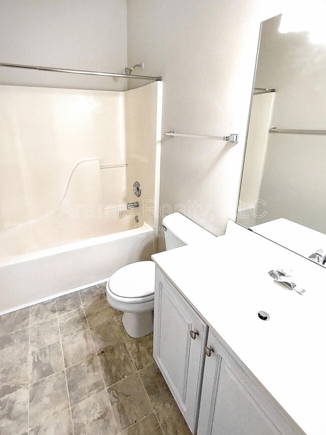Building Photo - 553 Washington Dr