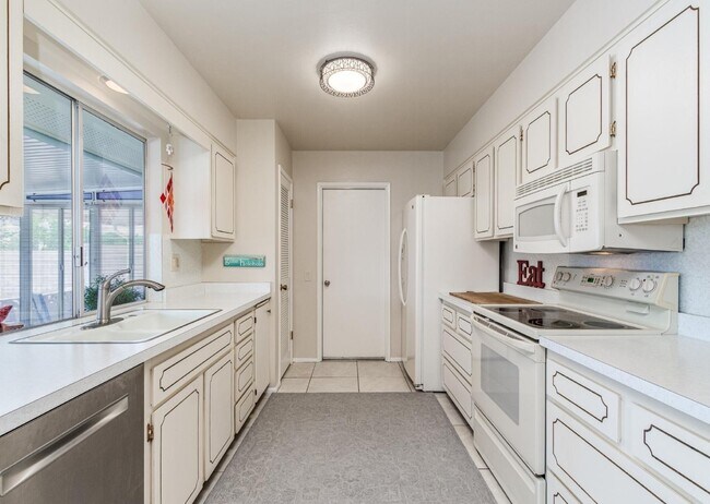 Building Photo - 10441 W Burns Dr