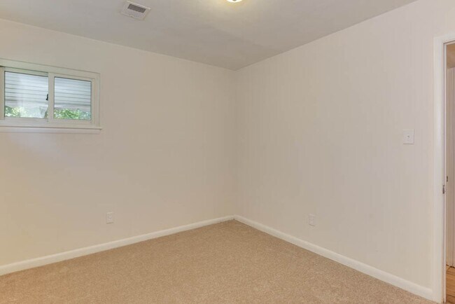 Building Photo - Renovated Virginia Beach Home with Large Yard and Prime Location