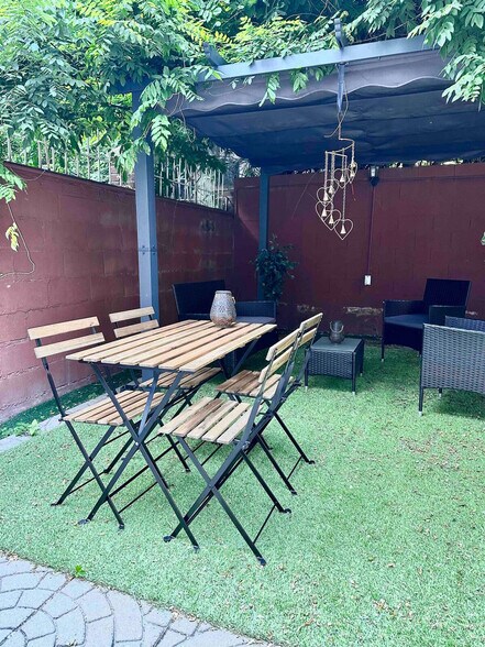 Building Photo - 301 E 104th St