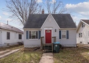 Building Photo - 3 Bedroom House with Large 2 Stall Garage ...