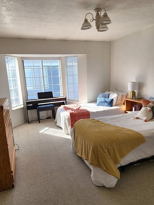 Building Photo - 565 N 300 E