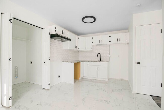 Building Photo - 5206 Skiles Ave