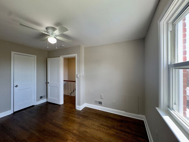 Building Photo - 433 Oakwood Rd