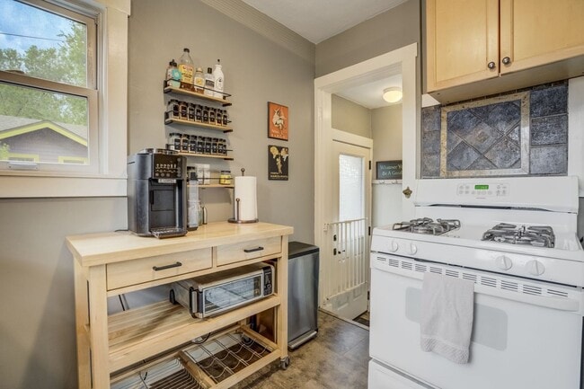Building Photo - Main Level Living Near UC Health and Olymp...