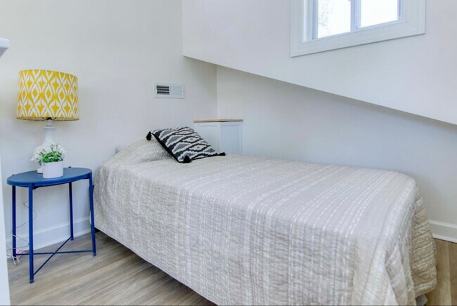 Building Photo - 452 Riverland Dr