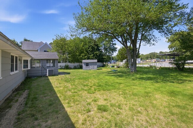 Building Photo - 154 Maple St
