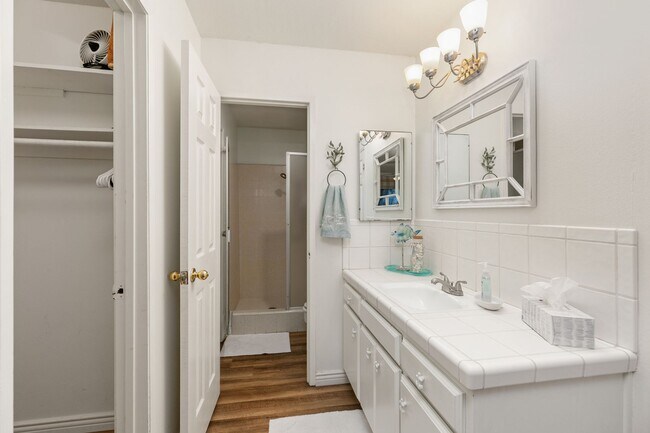 Building Photo - short term rental in the loop