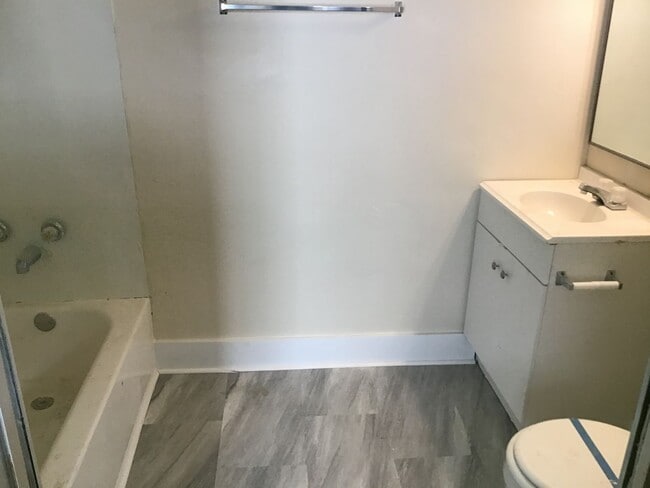 Building Photo - 4 bedroom 2 bathroom single family home