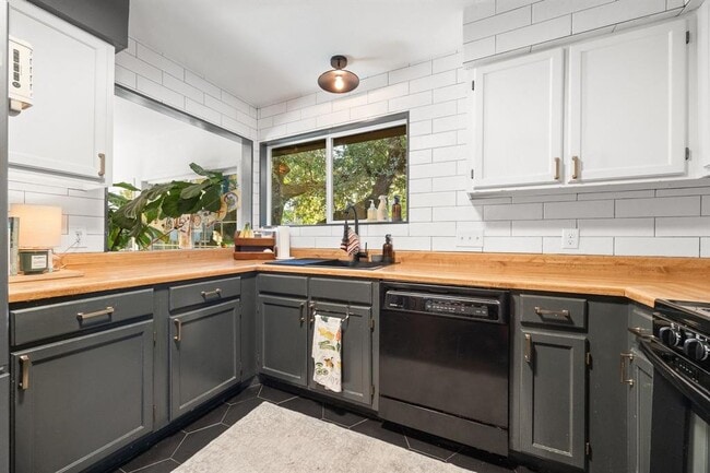 Building Photo - 705 Russet Valley Dr