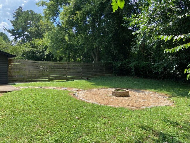 Building Photo - 3/1 Brick Home in East Nashville Available...