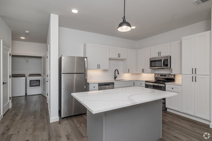 1BR, 1BA - 847SF - Kitchen - The Bend on Promenade Apartments