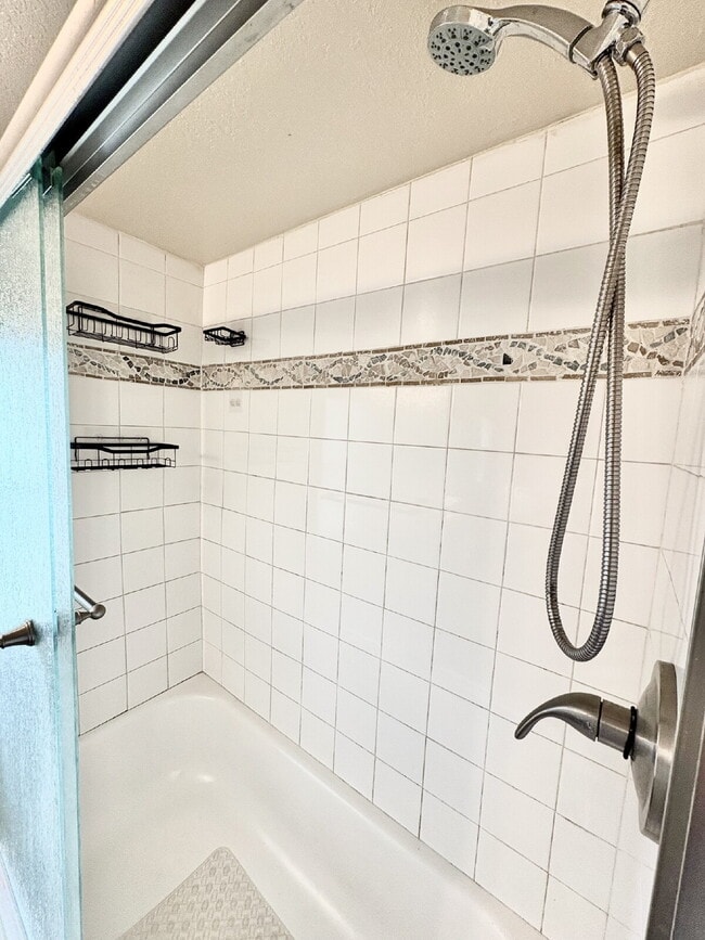 Building Photo - Quick Move-in= 1st Month 50% off rent!  Bright & Centrally Located 1-Bedroom Apartment Near Downt...