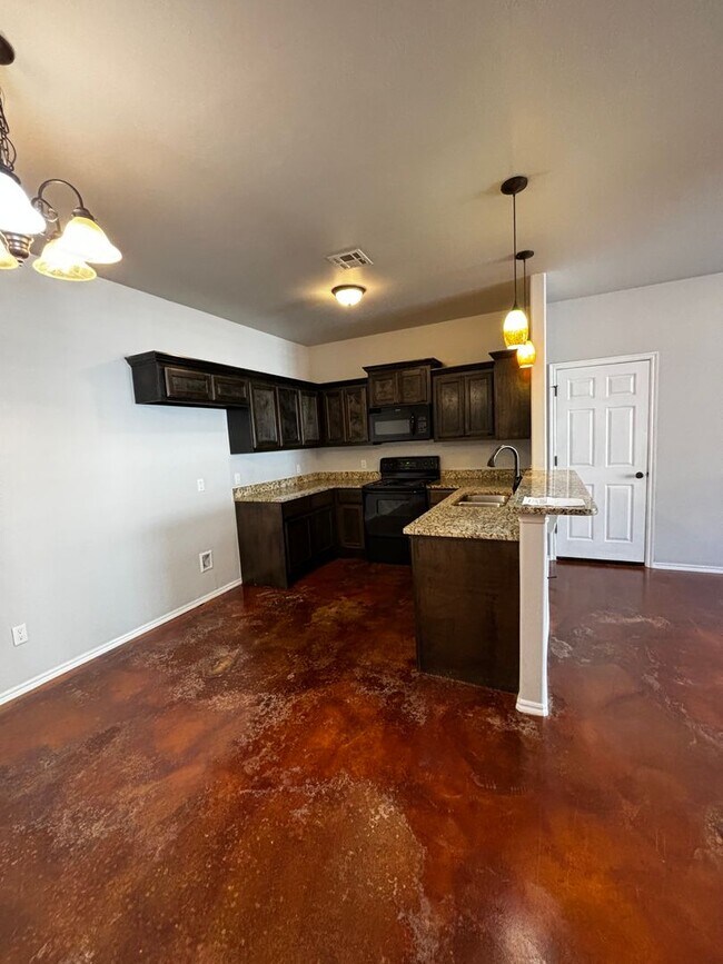 Building Photo - Move in Special!! 3BR 2BA duplex with 2 ca...