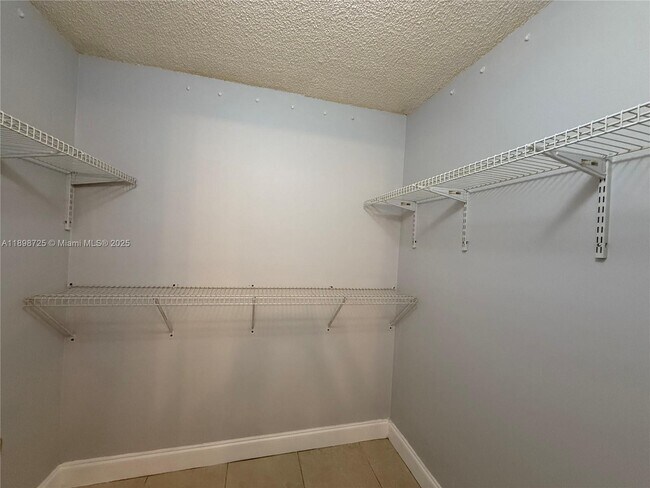 Building Photo - 1071 Adams Ave