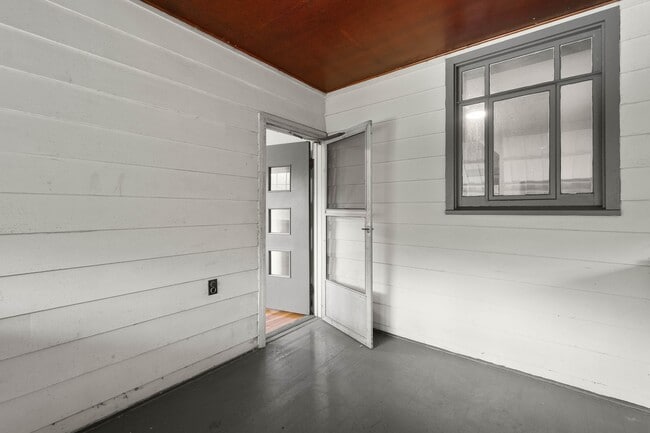 Building Photo - Stunning 3 bedroom home in Pittsburgh avai...