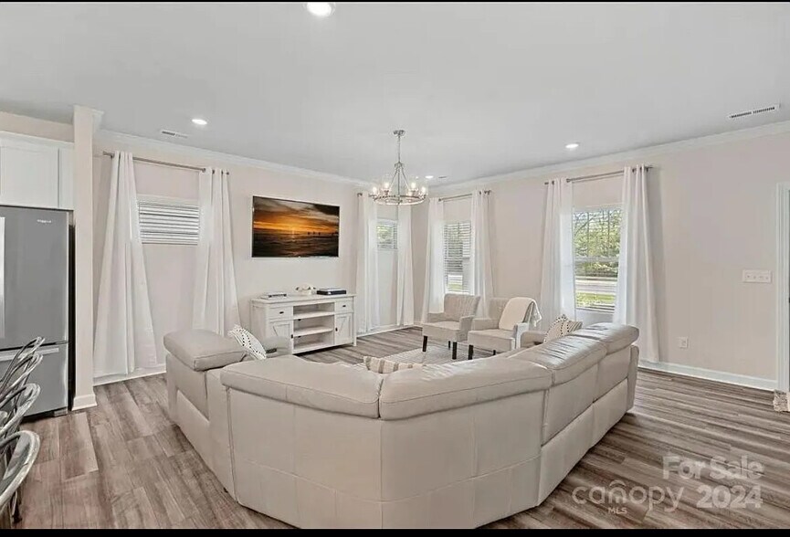 Building Photo - Room in House on Old Statesville Rd