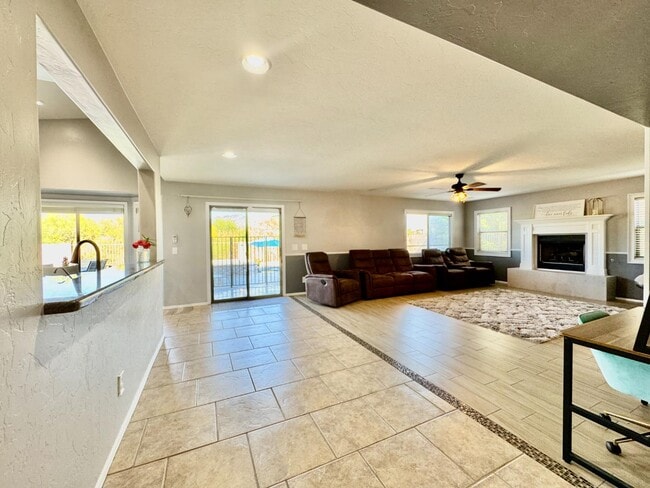 Building Photo - 12768 N Lantern Way