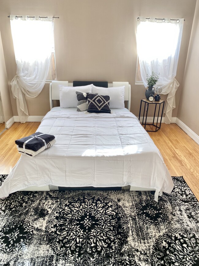 Queen size bed in middle bedroom - 1350 Curson S Ave