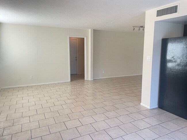 Building Photo - COMMUNITY POOLS-3 Bedroom/2 Bath in Dobson Ranch