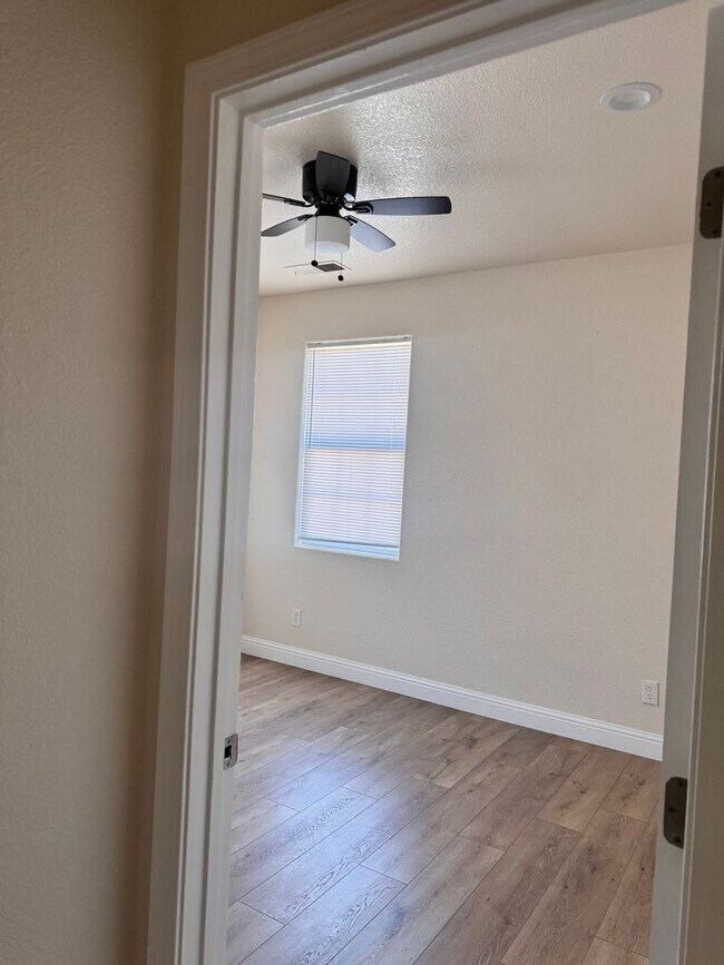 Building Photo - Move in Ready