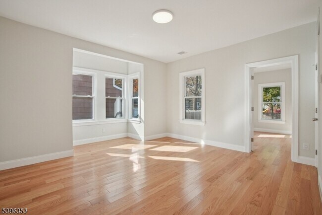 Building Photo - 19 Ashwood Ave