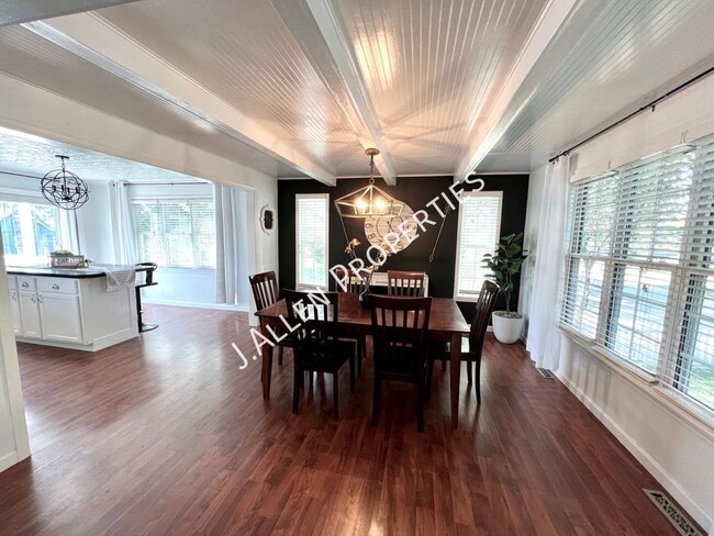 Building Photo - Fully Furnished! Adorable 4 bedroom, 1.5 bath