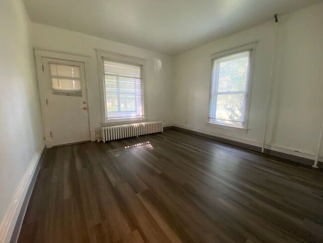 Building Photo - $1,250 | 2 Bedroom, 1 Bathroom 1st Floor A...