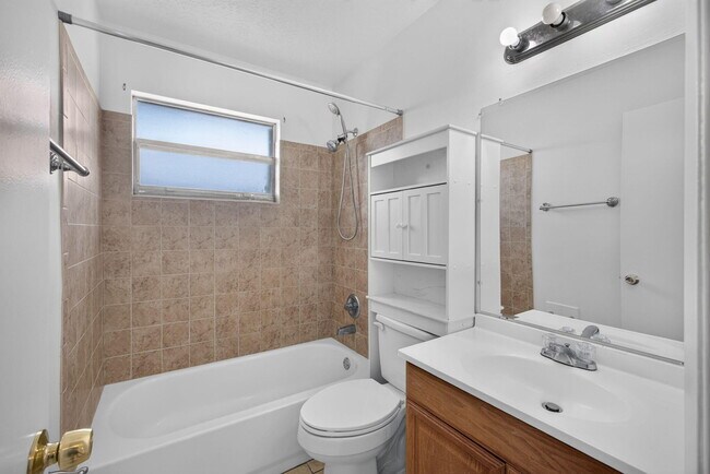Building Photo - 708 SW Gardens Blvd