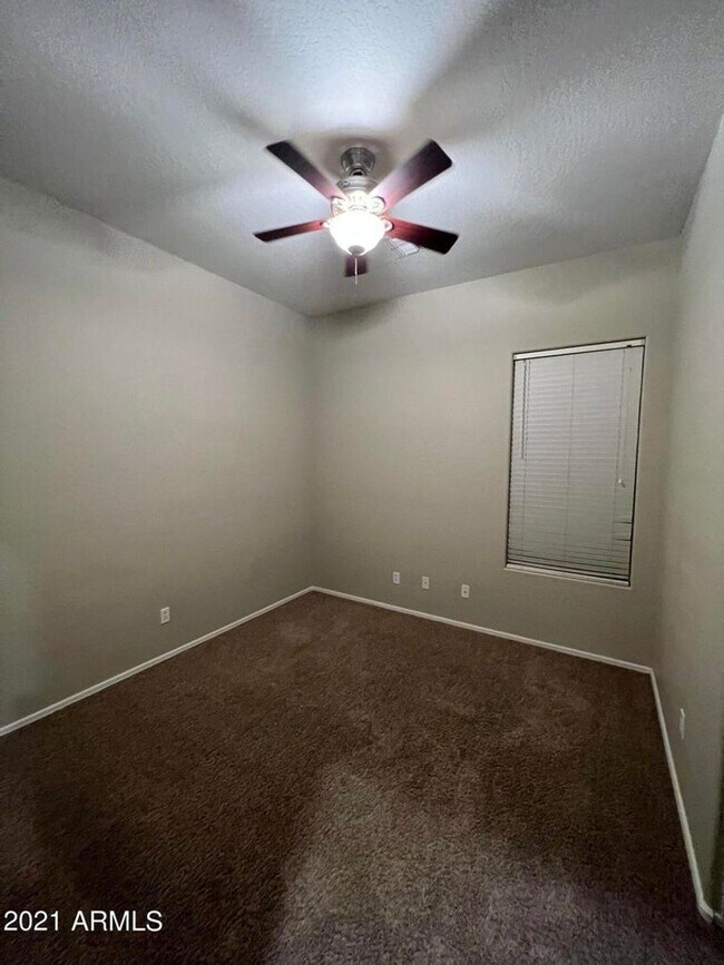 Building Photo - Beautiful 4 bedroom/ 2bath all on one story.