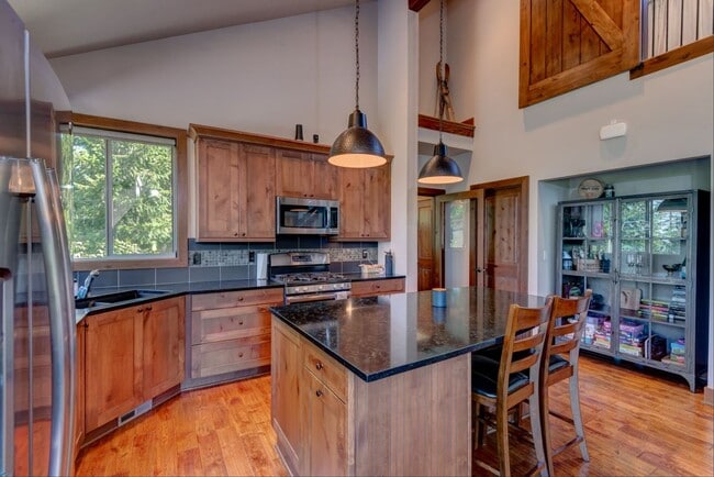 Building Photo - Gorgeous Furnished Home with Mountain Views!