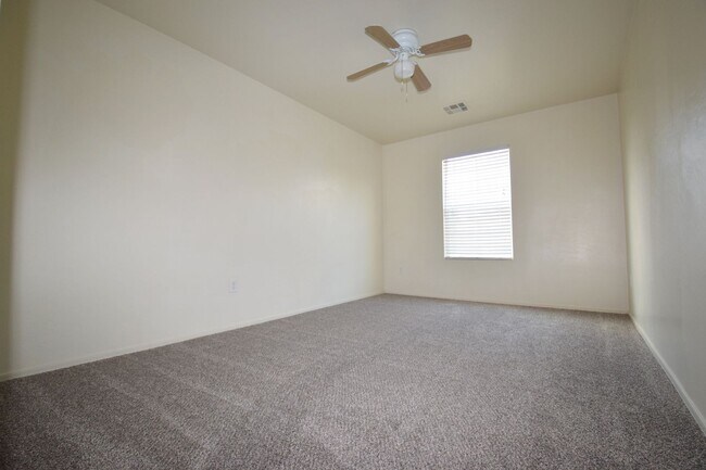 Building Photo - Spacious 3 bedroom 2.5  bath home with a loft