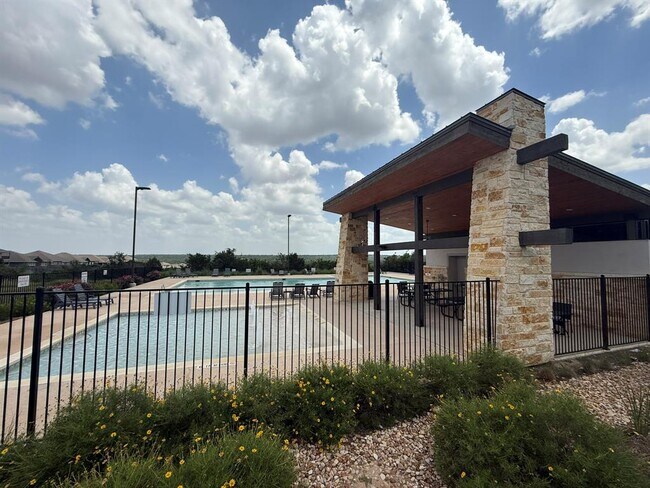Building Photo - 621 Pinnacle View Dr