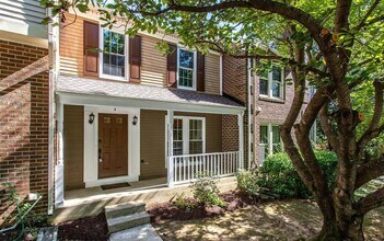 Building Photo - Gorgeous and fully updated 3BR 3.5BA 3 lev...