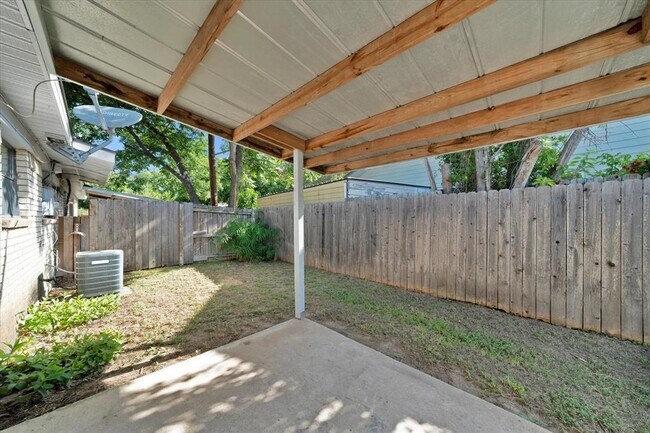 Building Photo - 1129 W San Antonio St