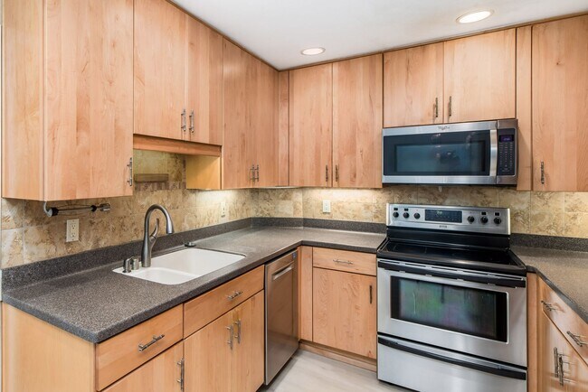 Building Photo - Beautiful Bankers Hill 2 bedroom condo