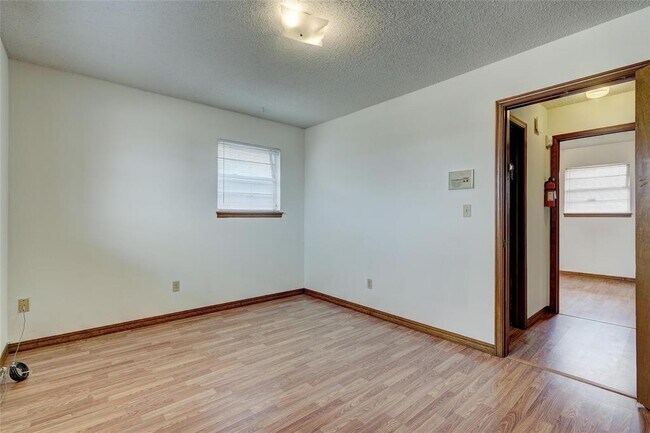 Building Photo - 1308 NE 25th St