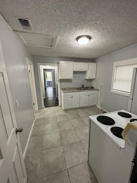 Building Photo - 1480 W 26th St