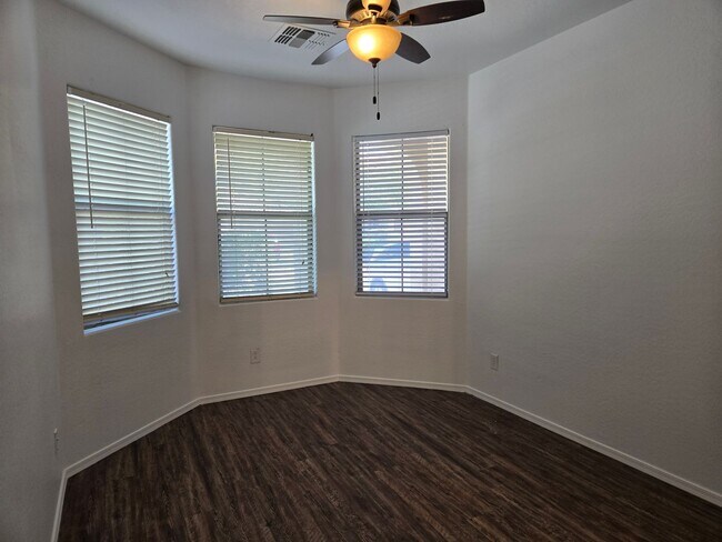 Building Photo - Spacious 4 bed, 3 full bath home in New Ri...