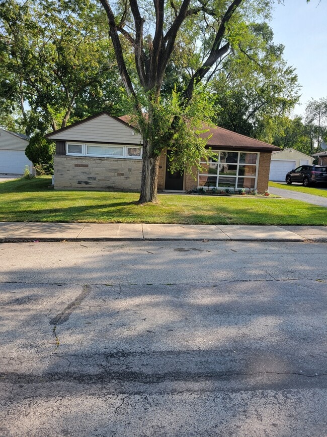 Building Photo - 318 Minocqua Street