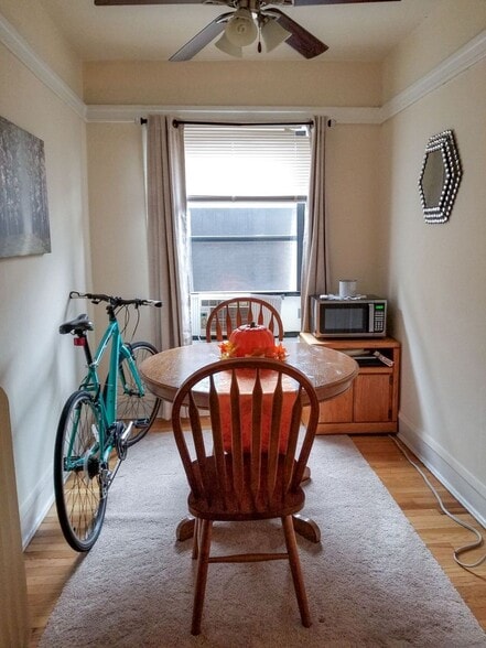 Building Photo - 538 W Cornelia Ave