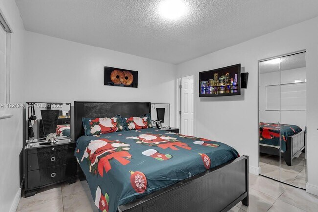 Building Photo - 2140 W 53rd St