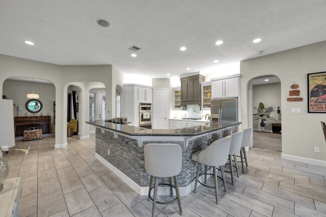 Building Photo - 204 W Pines Dr