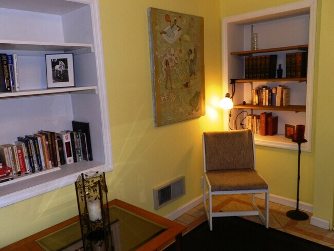 Building Photo - 208 27th Ave E