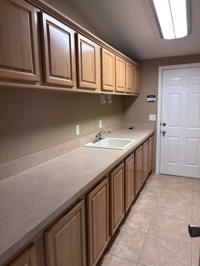 Building Photo - Spacious 3 Bedroom, 2 Bath Home with Large Lot & 3-Car Garage – Prime Location!