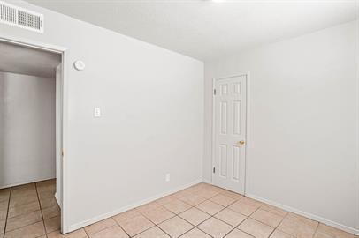 Building Photo - 4908 Royal Dr